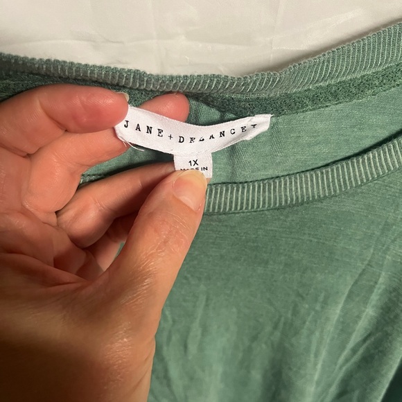 Jane and Delancey Green Short Sleeve Top - Picture 2 of 3